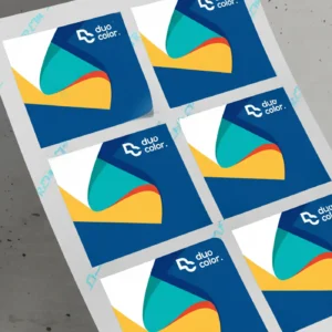 Naklejki kwadratowe 50–100 mm na arkuszu