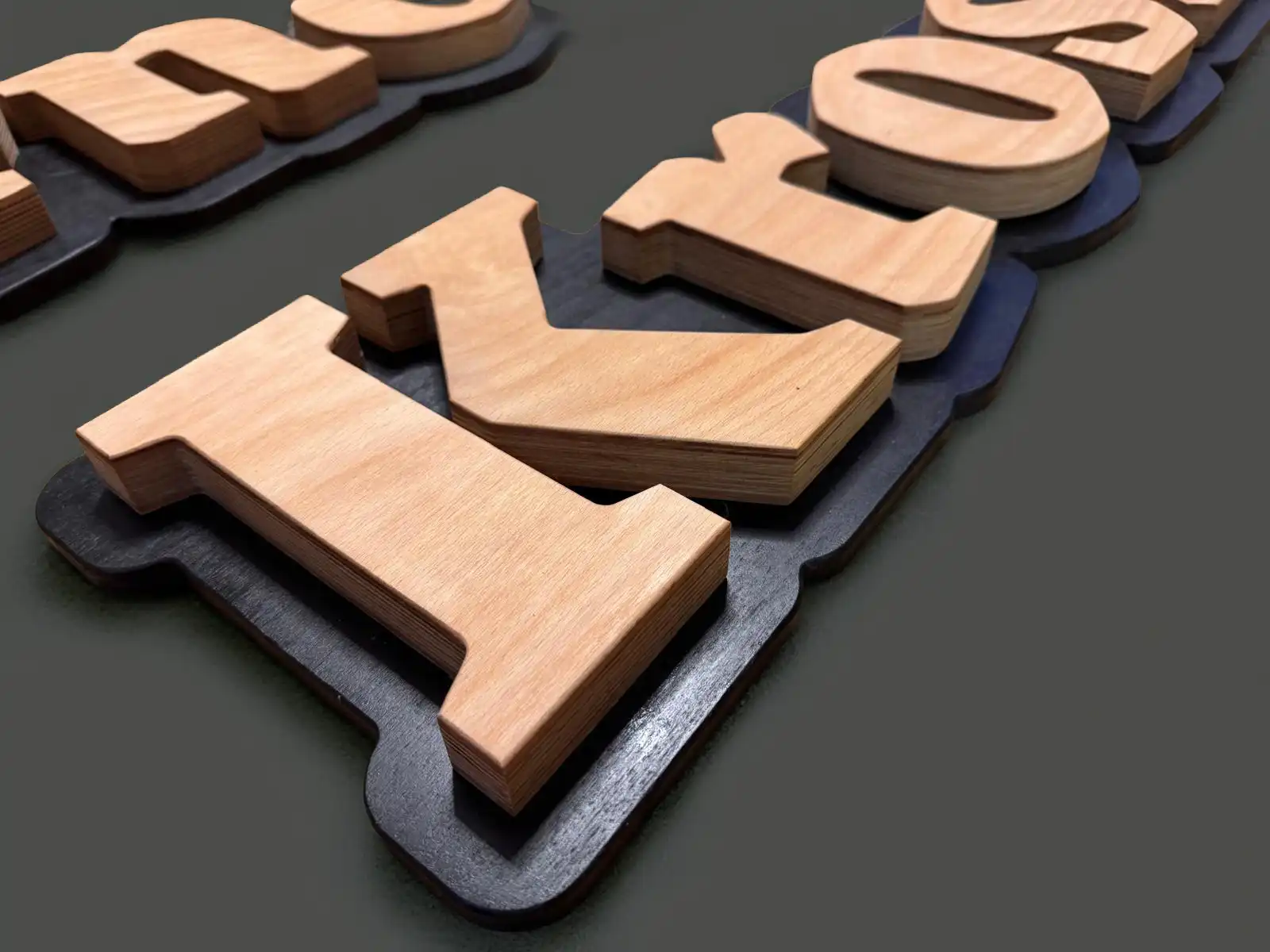 Napis ze sklejki 3 cm wycinany CNC i malowany – dekoracja ścienna