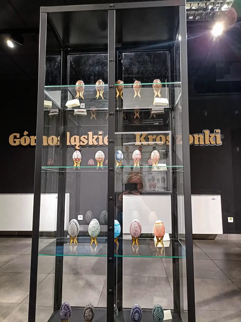 Napis ze sklejki 3 cm wycinany CNC i malowany – dekoracja ścienna