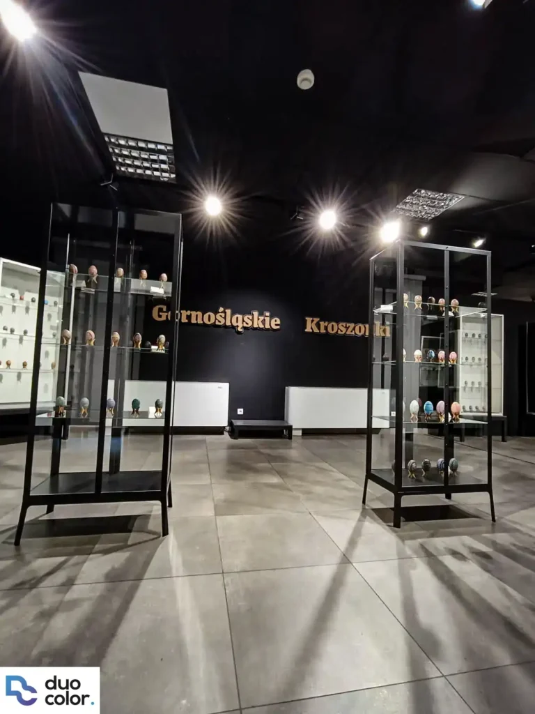 Napis ze sklejki 3 cm wycinany CNC i malowany – dekoracja ścienna