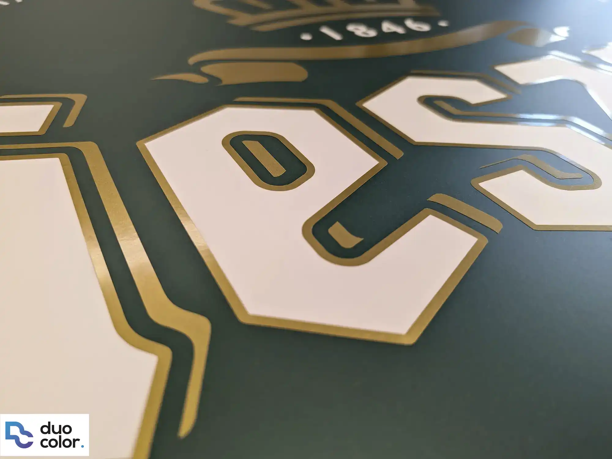 Tablica reklamowa dibond matowa z elementami złotymi, elegancka i trwała