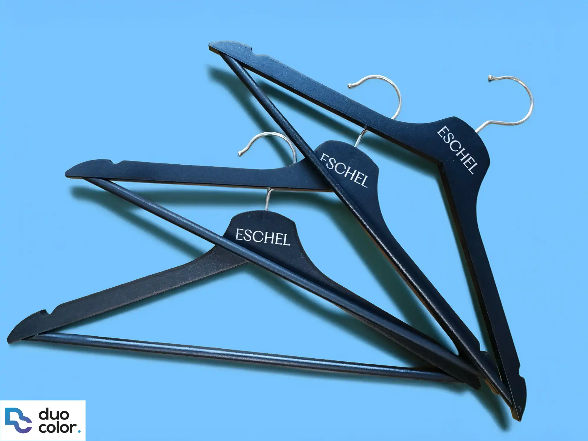 Wieszak z nadrukiem – personalizowany wieszak reklamowy z logo